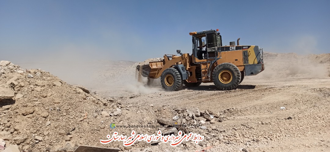 عملیات تسطیح جاده امامزاده شاه‌ محمد شهر بهارستان در حال انجام شدن است