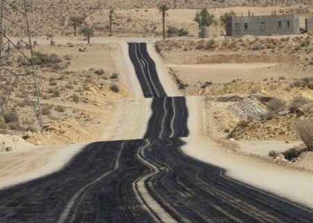 عملیات قیرپاشی مسیر امامزاده شاه محمد شهر بهارستان در حال انجام است