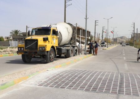 عملیات اجرایی بتن‌ریزی برای نصب چمن مصنوعی در رفیوژ بلوار شهدای شهر بهارستان آغاز شد