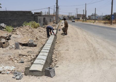 عملیات سنگ جدول گذاری در خیابان روبروی ساختمان آتش نشانی شهر بهارستان