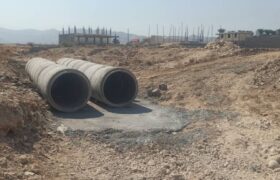 عملیات احداث پل لوله‌ای در کوچه دانش ۹ شهر بهارستان در حال اجرا است