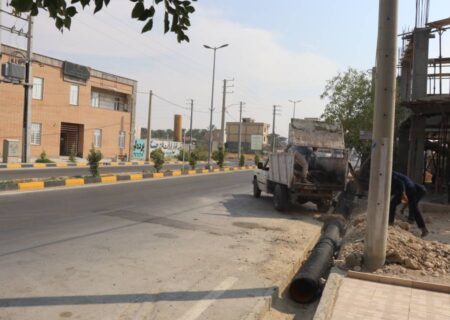 عملیات لوله‌گذاری و ساماندهی ورودی‌ کوچه‌های بلوار آزادی شهر بهارستان در حال اجرا است
