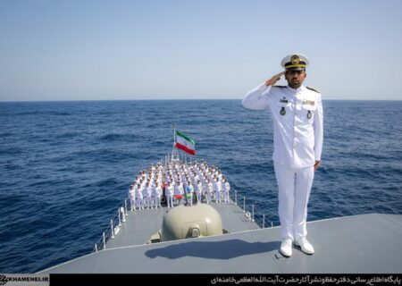 نیروی دریایی چون نگینی درخشنده بر عرشه ی کشتی افتخار و صلابت خود استوار ایستاده است