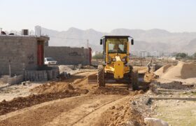 عملیات تسطیح کوچه و معابر خاکی شهر بهارستان در حال انجام است