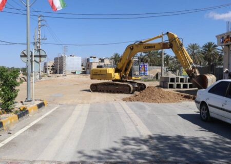 عملیات حفاری جهت اجرای کانال دفع آب‌های سطحی در ابتدای بلوار آزادی شهر بهارستان در حال انجام است