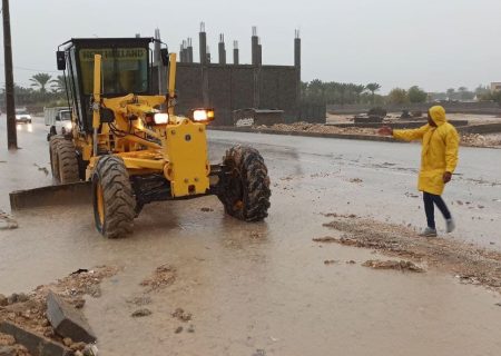 تلاش نیروهای خدوم شهرداری بهارستان در حین بارندگی برای رفع مشکل آبگرفتگی معابر عمومی