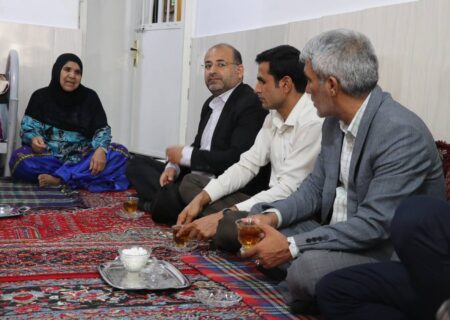 دیدار و تجلیل فرماندار جم از خانواده شهید بهامین در شهر بهارستان
