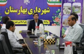 تجلیل شورا و شهرداری از ۱۱۸ معلم مدارس شهر بهارستان