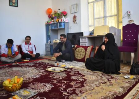 دیدار با ۲ خانواده شهید در شهرستان جم به روایت تصویر