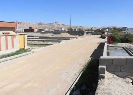 زیرسازی خیابان جنب مدرسه شهید فخری زاده در حال انجام است