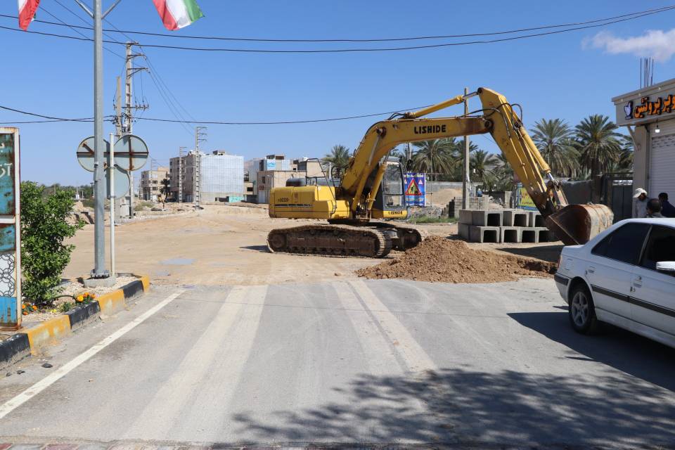 عملیات حفاری جهت اجرای کانال دفع آب‌های سطحی در ابتدای بلوار آزادی شهر بهارستان در حال انجام است