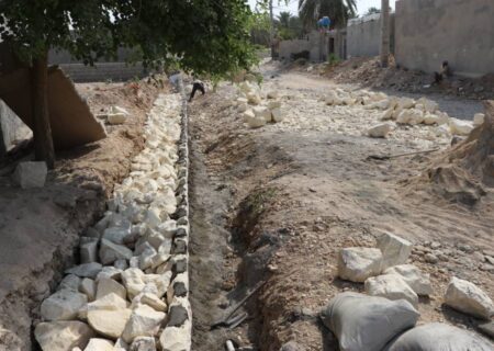 تصاویری از اجرای پروژه دیوار حفاظتی و کانال دفع آب‌های سطحی در محله شیراوژن شهر بهارستان
